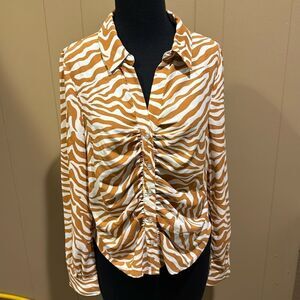 Sanctuary caramel/white tiger stripe ruched button down shirt. NWT. Size small
